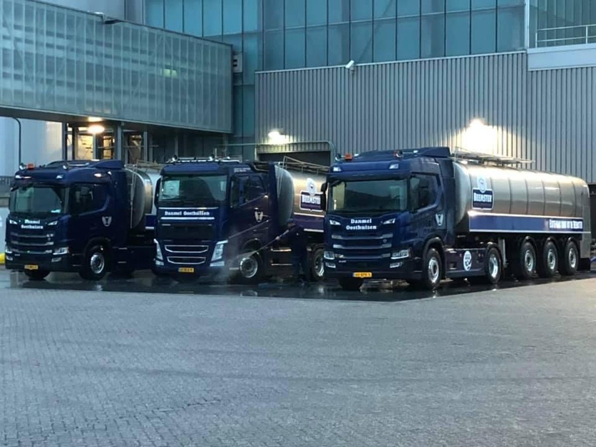 Drie tankwagens van Danmel op het terrein